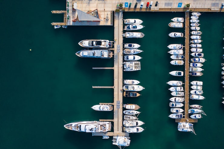 Plusieurs bateaux amarrés port